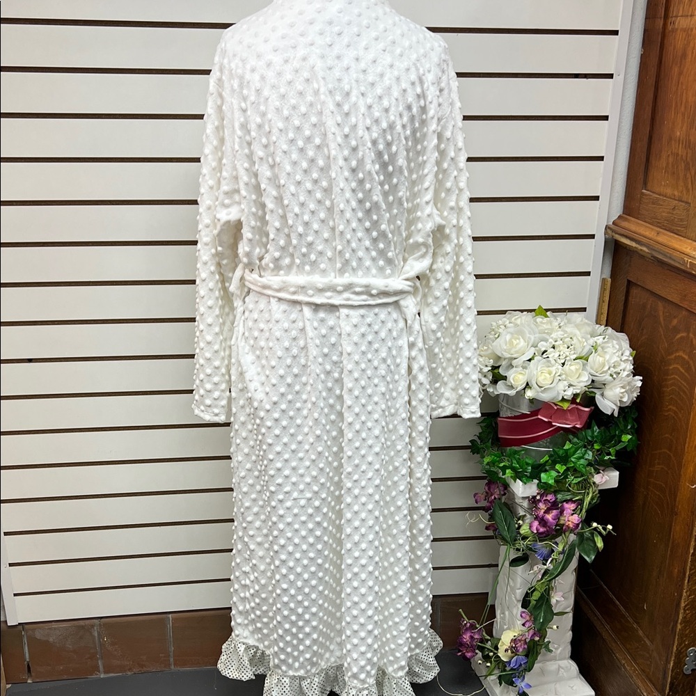 White Textured Robe with Belt - Picture 5 of 8